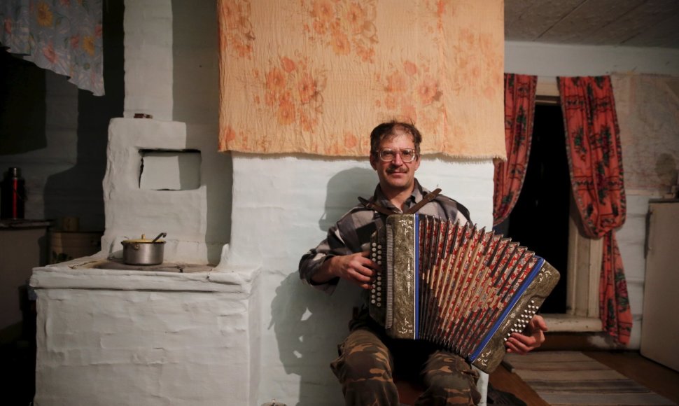 Sergėjus groja akordeonu savo beveik kurčiai mamai Kalačo kaime