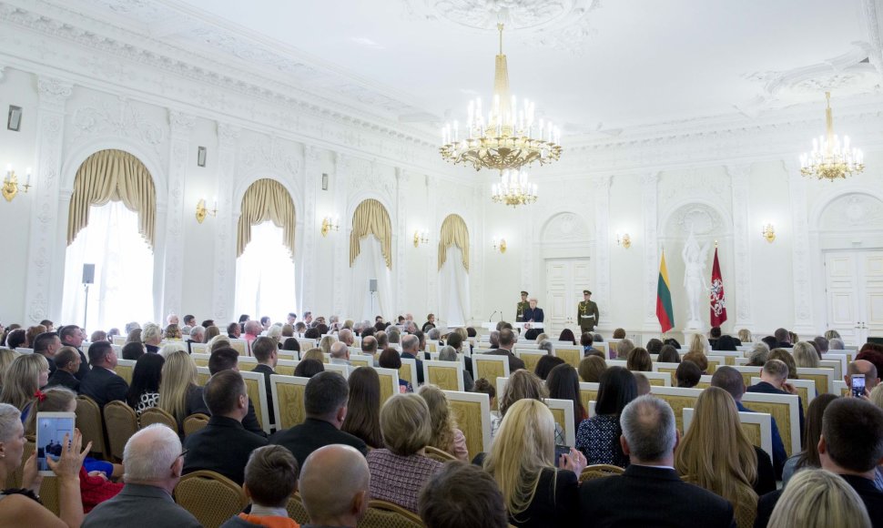 Prezidentė Dalia Grybauskaitė pasveikino ir ordino „Už nuopelnus Lietuvai“ medaliu apdovanojo daugiavaikes motinas