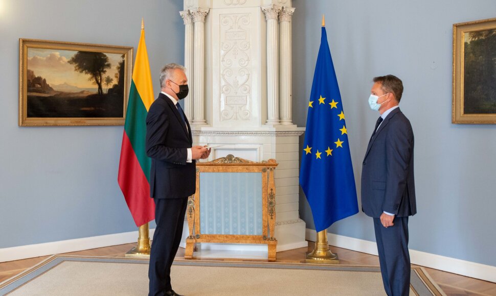 Prezidentas įteikia skiriamuosius raštus Lietuvos nepaprastajam ir įgaliotajam ambasadoriui prie Tarptautinių organizacijų Vienoje Vaidotui Verbai