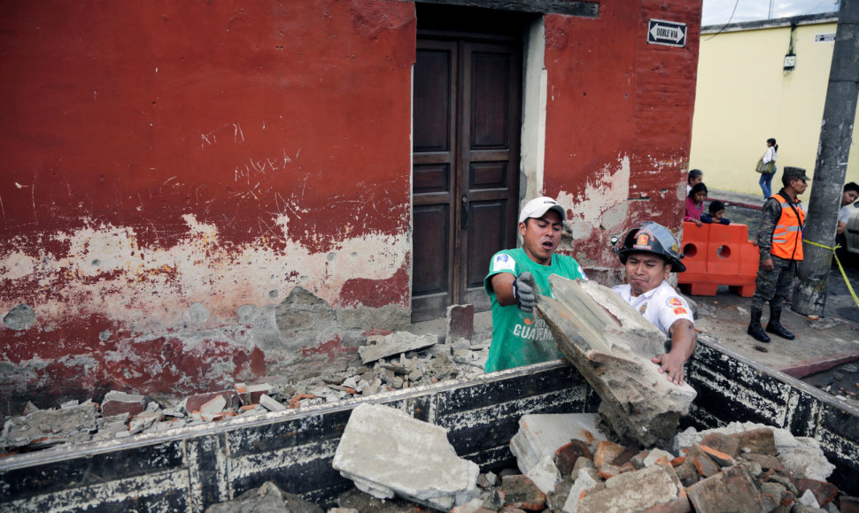 Per žemės drebėjimą buvo apgadinta pastatų.