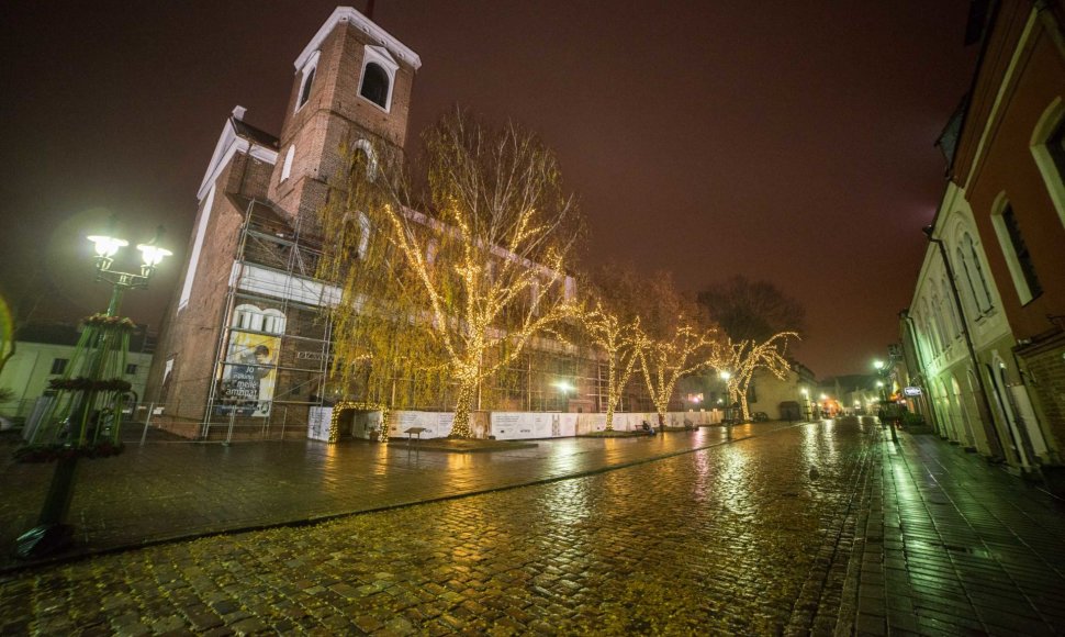 Kaunas puošiasi Kalėdoms: sužibo keli kilometrai girliandų ir tūkstančiai dekoracijų