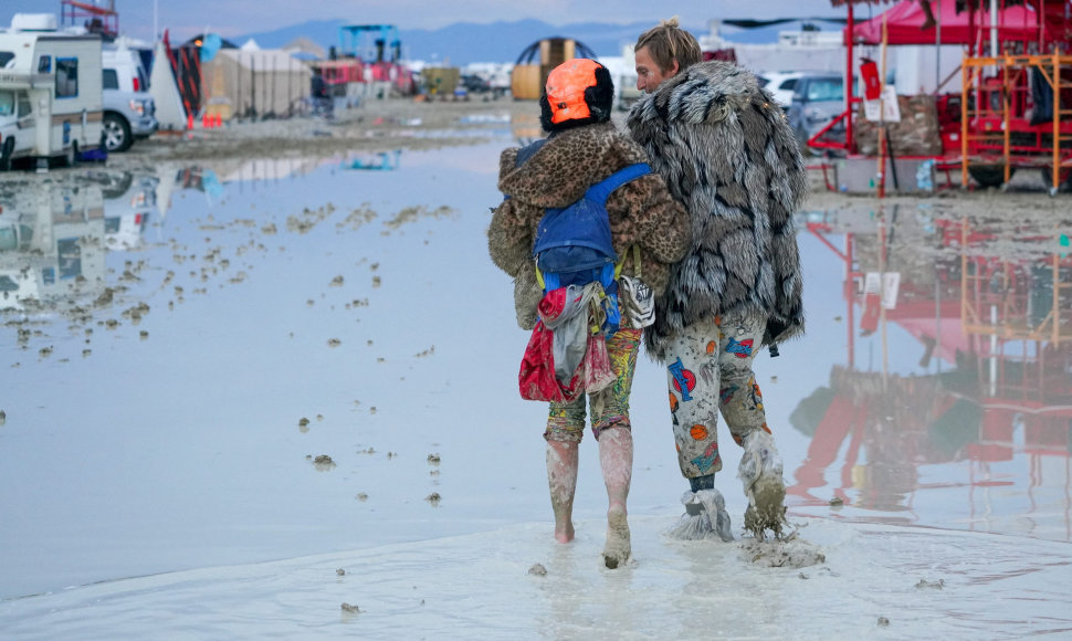 „Burning Man“ dalyviai įstrigo dykumoje