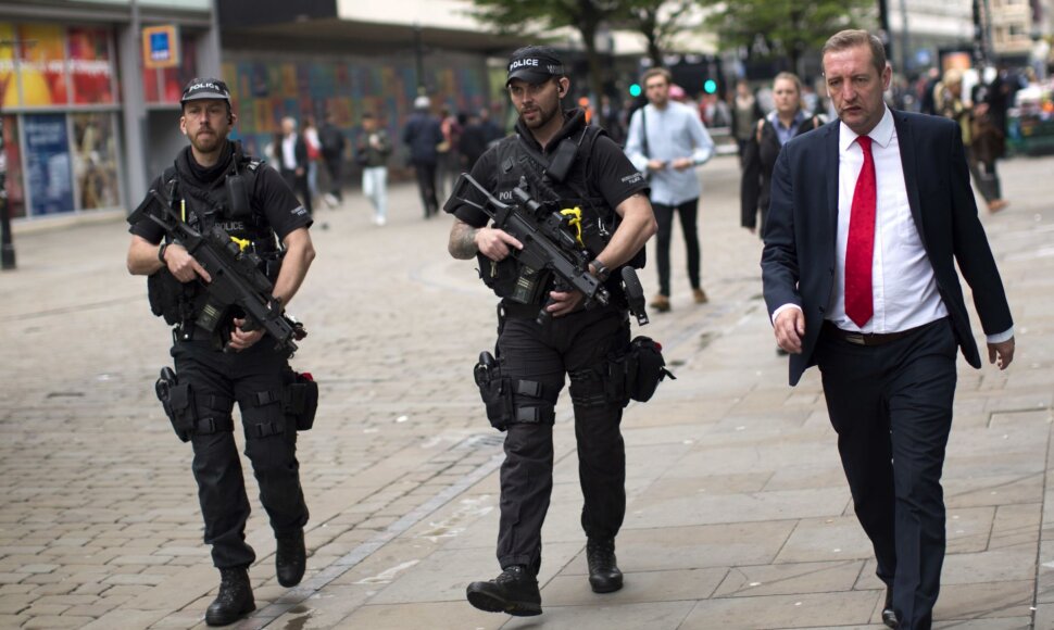 Policininkai patruliuoja Didžiosios Britanijos gatvėse