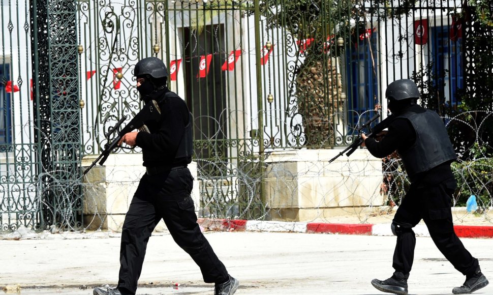 Tuniso policija prie Bardo muziejaus