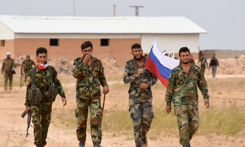 Sirijos režimo kariai nešasi Rusijos vėliavą