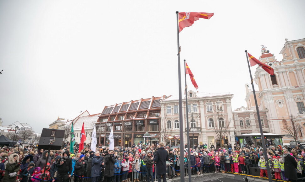 Vilnius jau švenčia: gimtadienio proga iškeltos sostinės vėliavos