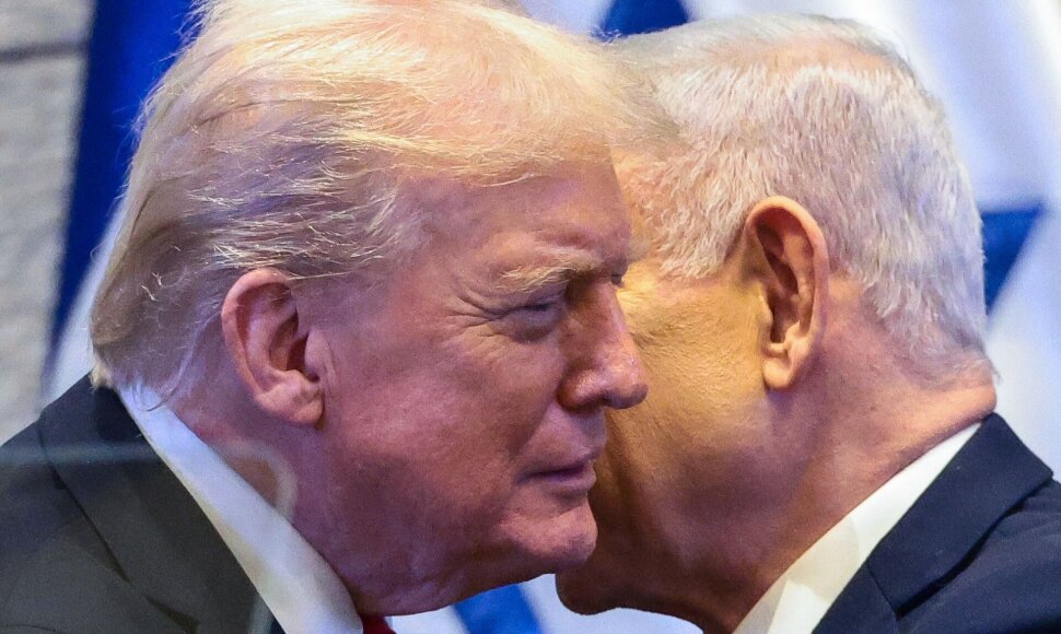 Benjaminas Netanyahu kažką sako Donaldui Trumpui / EVELYN HOCKSTEIN / AFP