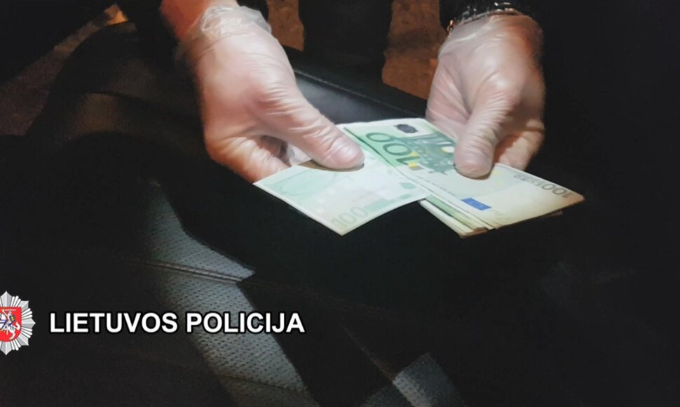 Aut omobilyje slėpęti 3800 galimai padirbtų eurų.