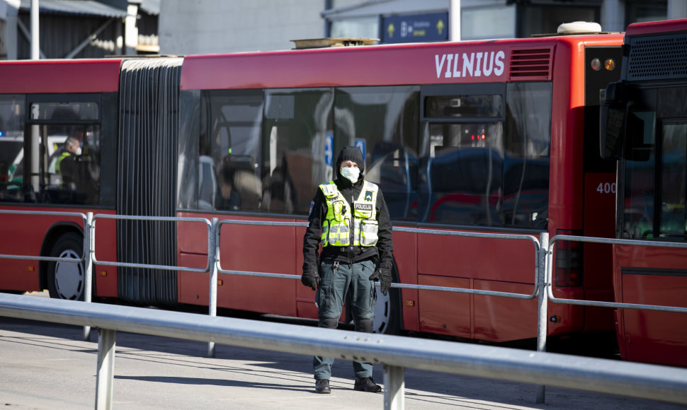 Specialiosios tarnybos ir autobusai laukia atvykstančių keleivių