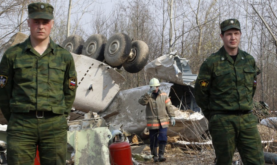 Rusijos pareigūnai Smolenske įvykusios katastrofos vietoje.