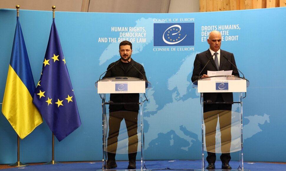 Volodymyras Zelenskis su Europos Tarybos generaliniu sekretoriumi Alainu Bersetu / FREDERICK FLORIN / AFP