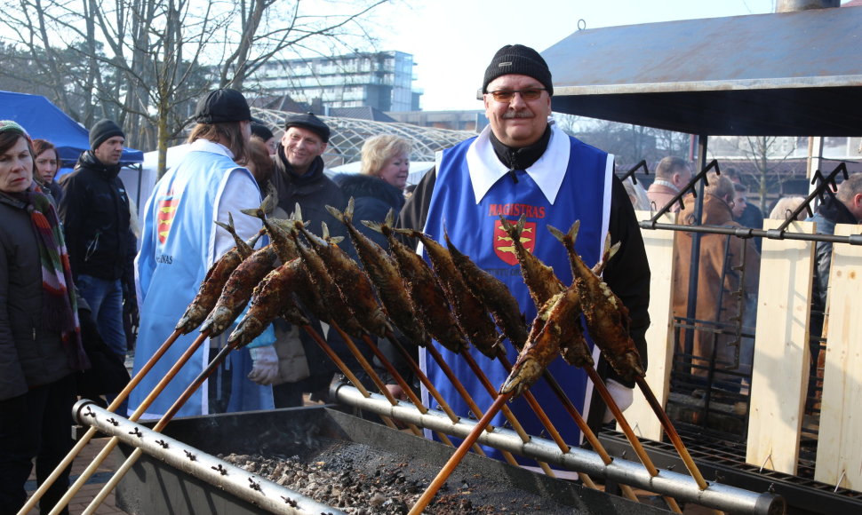 Šventės sumanytojas Klaidas Pakutinskas šiemet kvietė paragauti pagal skandinavų receptūrą keptos lašišos.