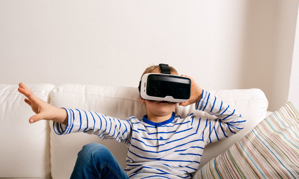 Vaikas su virtualios realybės akiniais