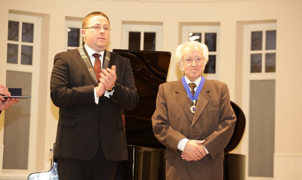 2013 m. Jonui Brindzai suteiktas Palangos miesto garbės piliečio vardas. 