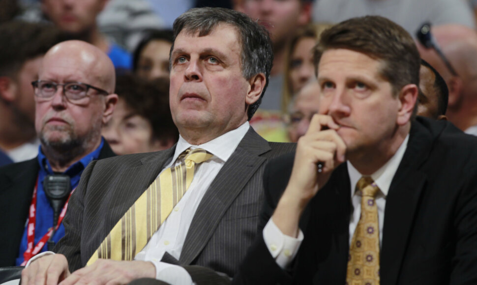 "Houston Rockets" vyr. treneris Kevinas McHale'as ir jo asistentas Chrisas Finchas