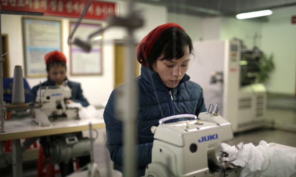 Šiaurės Korėjos gamyklų darbuotojai gavo užduotį – pakelti šalies ekonomiką per 2017 metus