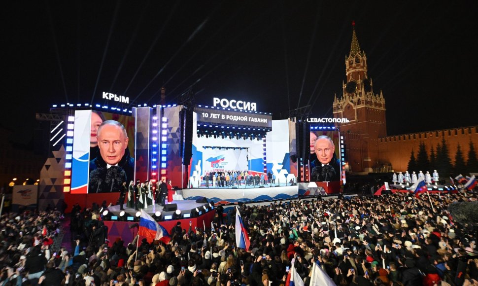 Vladimiras Putinas kreipėsi į minią Raudonojoje aikštėje.
