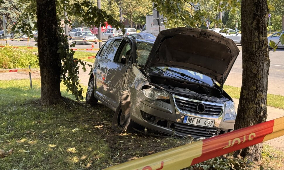 Vilniuje automobilis rėžėsi į autobusų stotelę su žmonėmis: viena mergina žuvo