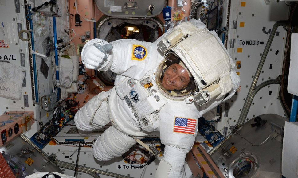 Astronautė Peggy Whitson ir kosmoso naujokas Jackas Fischeris išėjo į atvirą kosmosą