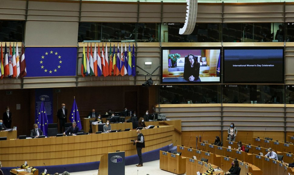 Europos Parlamento salės ekrane matoma Naujosios Zelandijos premjerė Jacinda Ardern