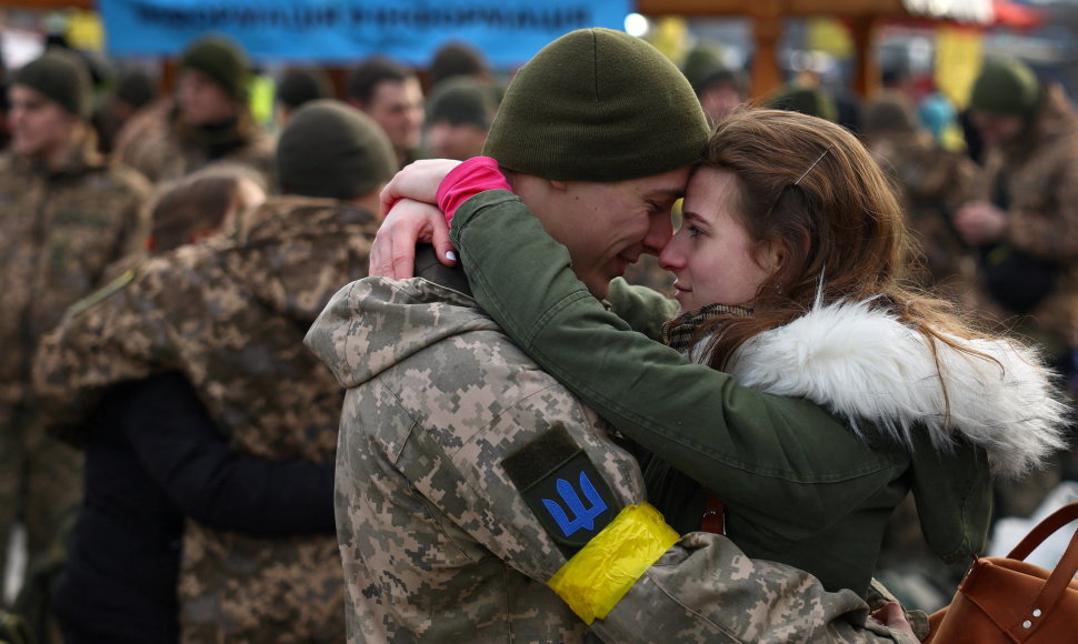 Ukrainos kariuomenės kariai atsisveikina su artimaisiais Lvivo traukinių stotyje