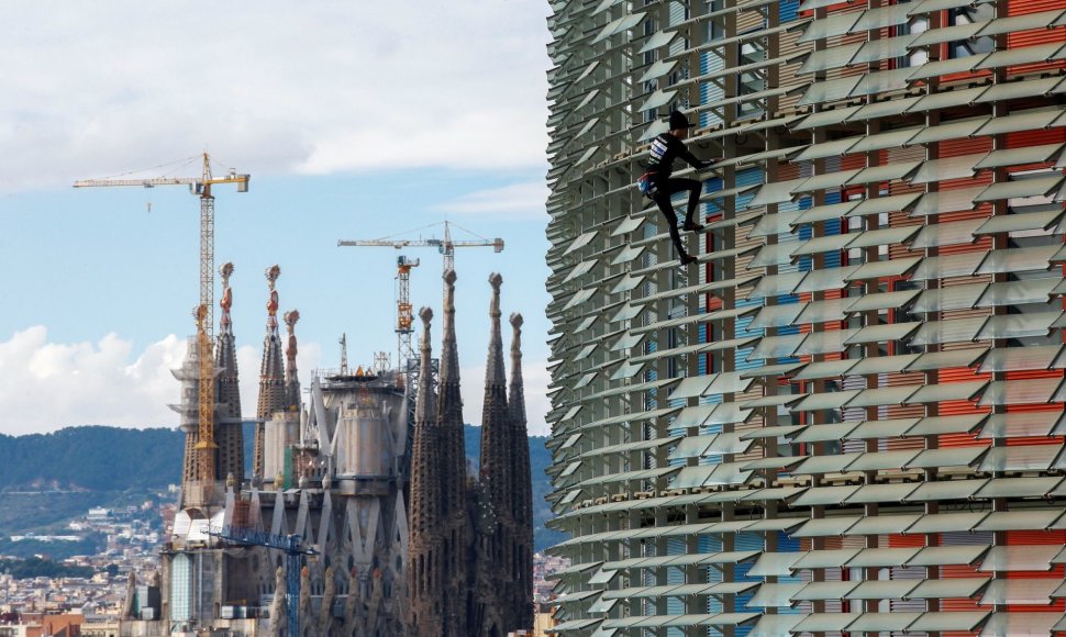 Alainas Robertas, žinomas kaip Prancūzijos žmogus-voras, įkopė į dangoraižį Barselonoje