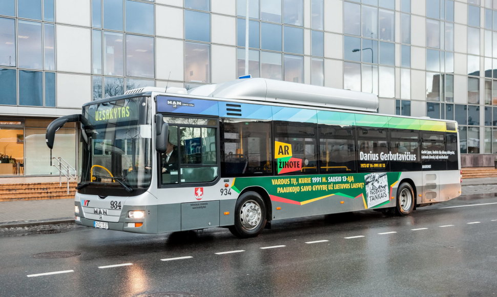 Autobusas sostinėje, ant kurio įamžintas Laisvės gynėjų vardas