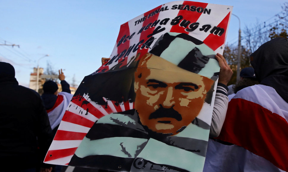 Protestuotojai laiko Aliaksandro Lukašenkos atvaizdą