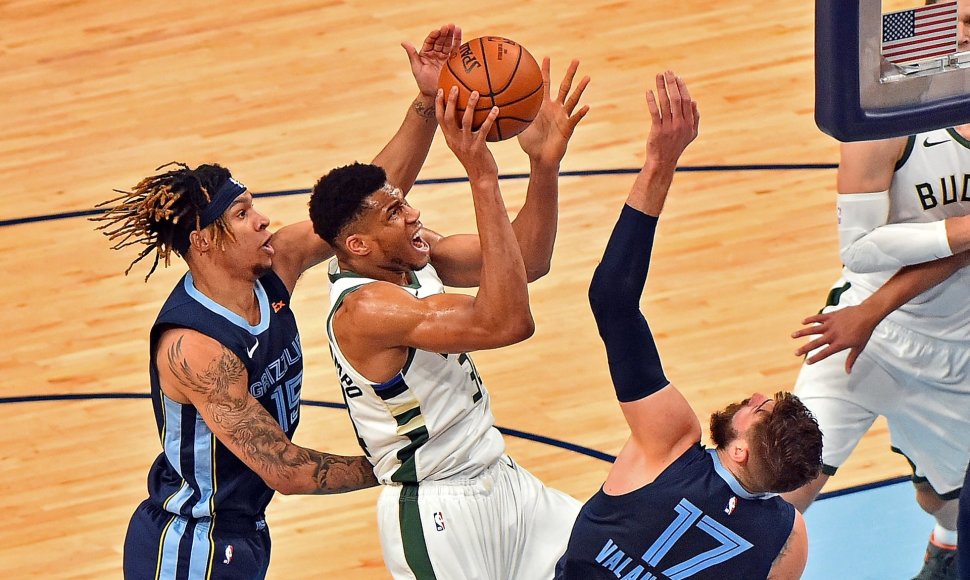 Giannis Antetokounmpo prieš Joną Valančiūną ir Brandoną Clarke'ą