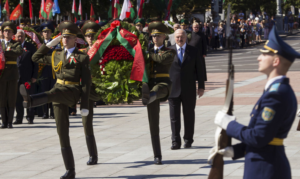 Aliaksandras Lukašenka dalyvauja  gegužės 9-osios parade Minske