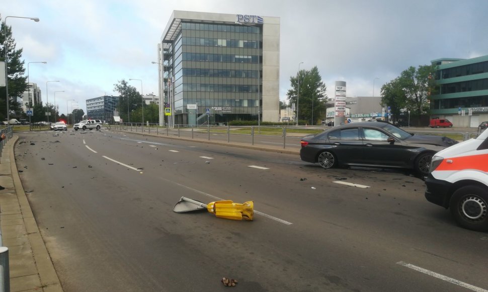 BMW avarija Vilniaus Ulonų gatvėje