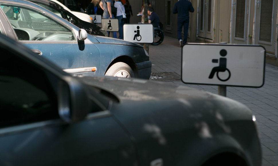 Kauno policija tikrino neįgaliųjų vietose paliktus automobilius