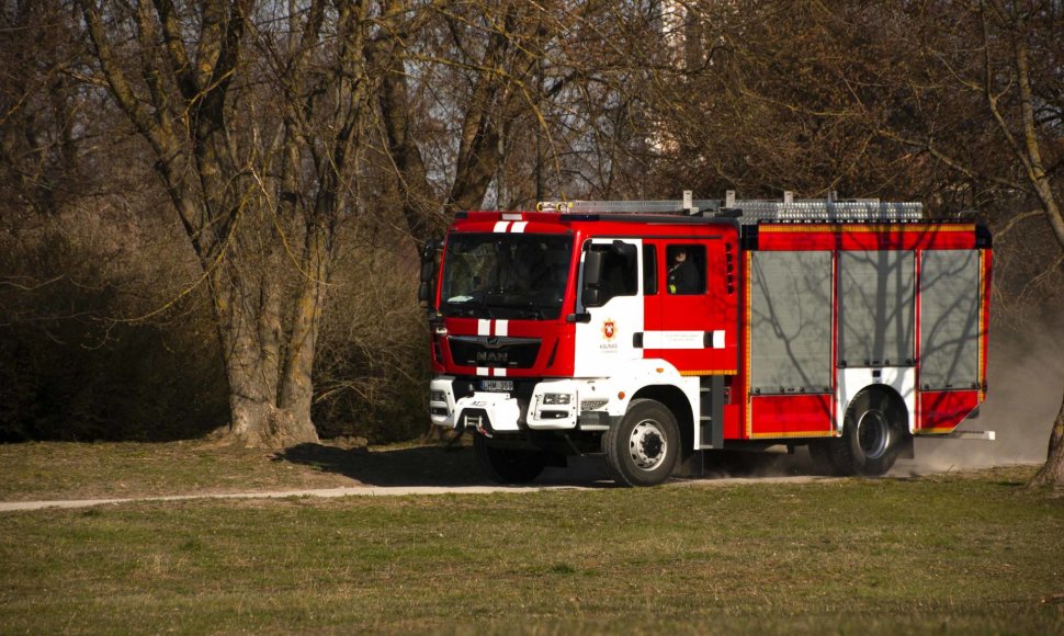 Nuo tilto Kaune nukritusio asmens gelbėjimo operacija