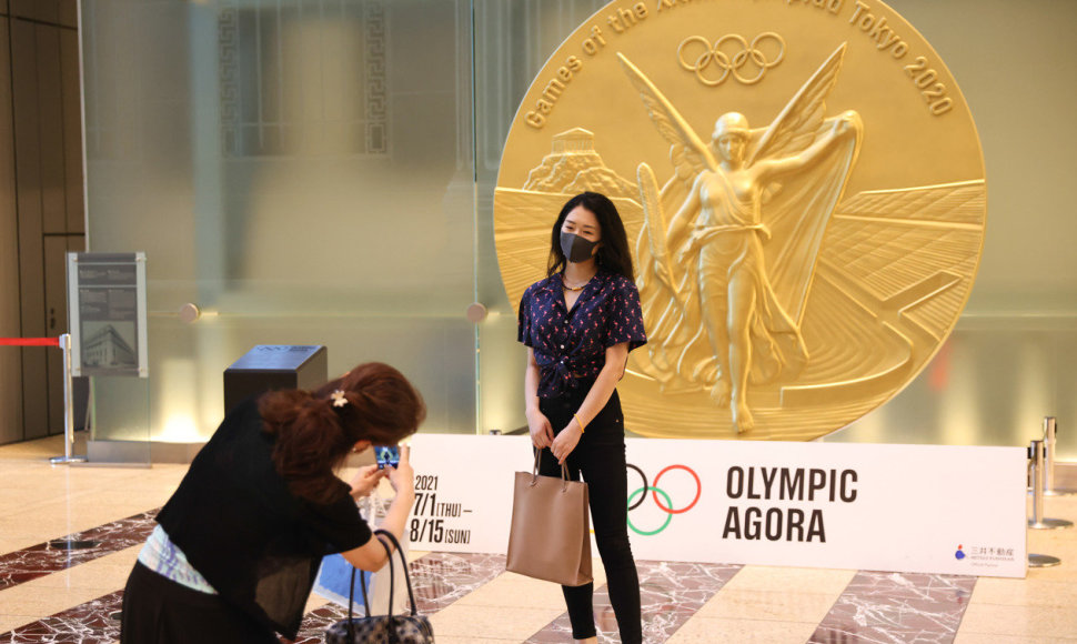 Olimpinio aukso medalio didesnis modelis demonstruojamas Tokijuje.