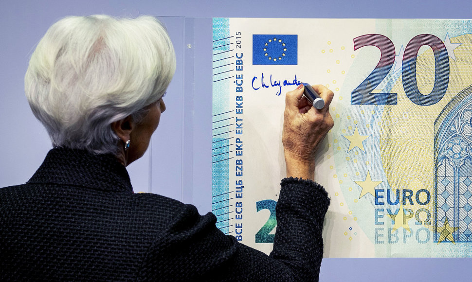 Naujoji ECB vadovė Christine Lagarde padėjo savo parašą ant euro banknotų