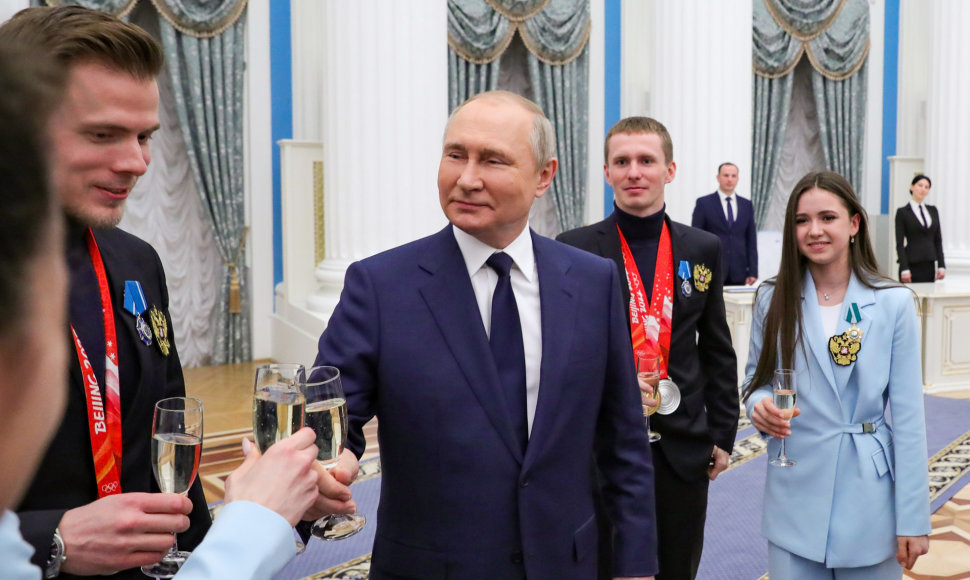 Vladimiras Putinas ir Kamila Valijeva per olimpiečių pasveikinimą Kremliuje.
