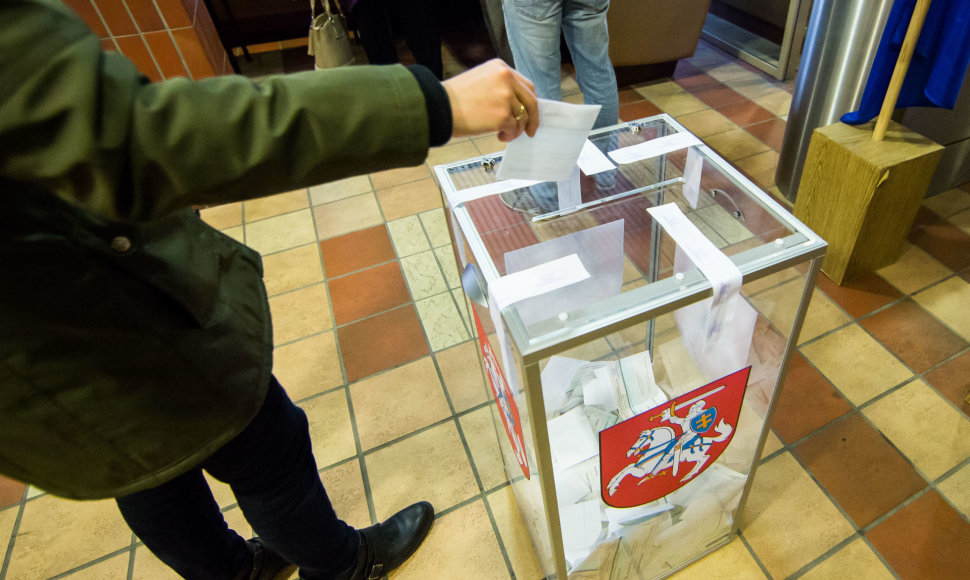 Piliečiai balsuoja antrajame Seimo rinkimų ture