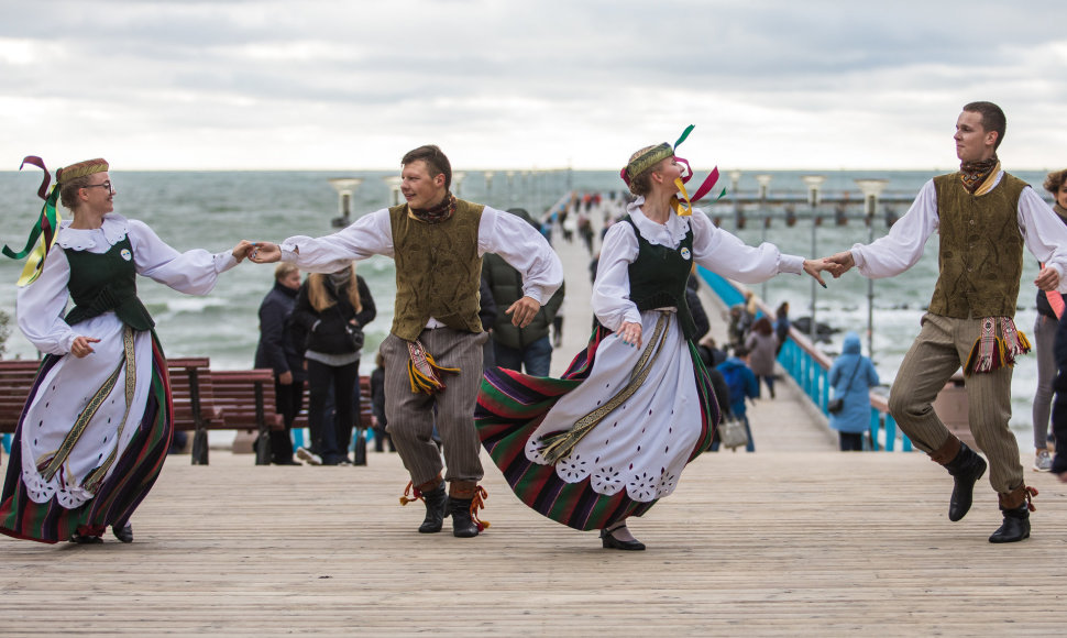 Palangoje visą šeštadienį svečių akis džiugins liaudiškų šokių festivalis „Palangos miestely“