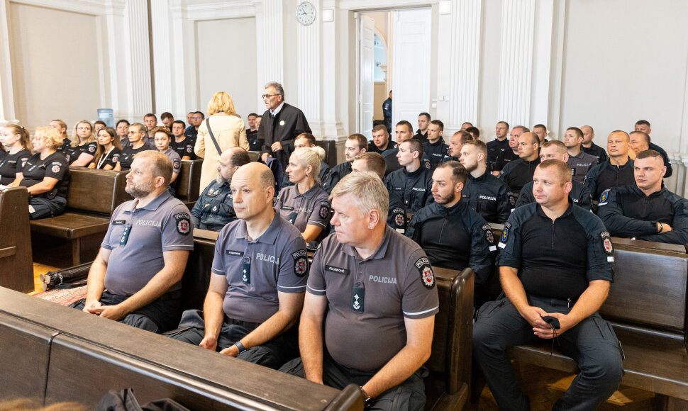 Ginkluotą moterį nu&scaron;ovusio pareigūno teismo posėdis