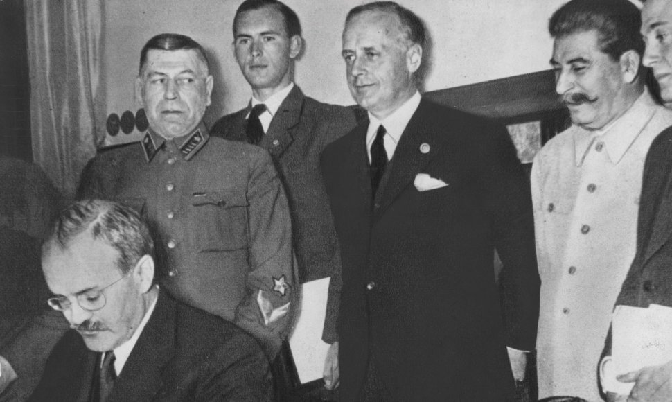 Molotovo-Ribbentropo pakto pasirašymas Maskvoje