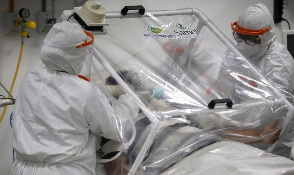 Koronavirusu užsikrėtusio paciento gydymas intensyvios terapijos skyriuje Brazilijoje