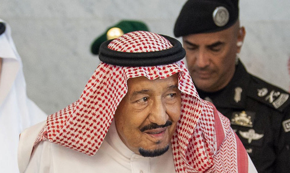 Saudo Arabijos karalius Salmanas ir jo asmens sargybinis Abdulazizas al-Faghamas