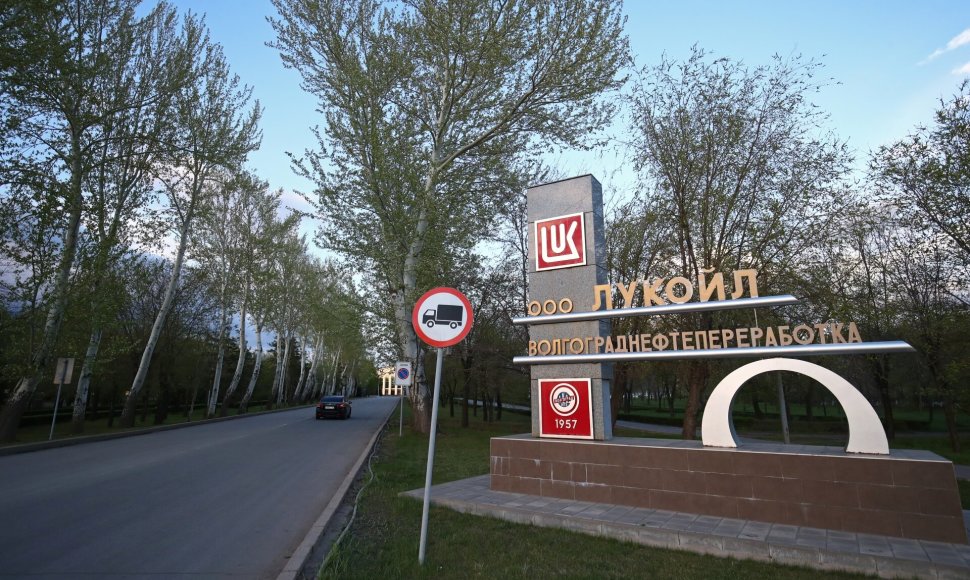 Lukoil&#34; logotipas matomas prie aliejaus perdirbimo įmonės Volgograde.