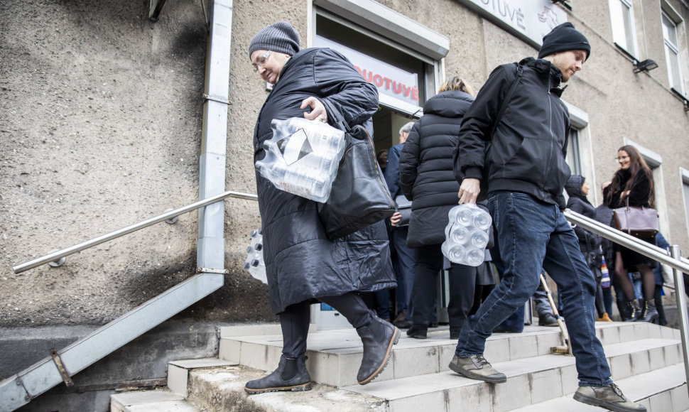 Žmonės perka dezinfekcinį skystį „Vilniaus degtinės“ parduotuvėje