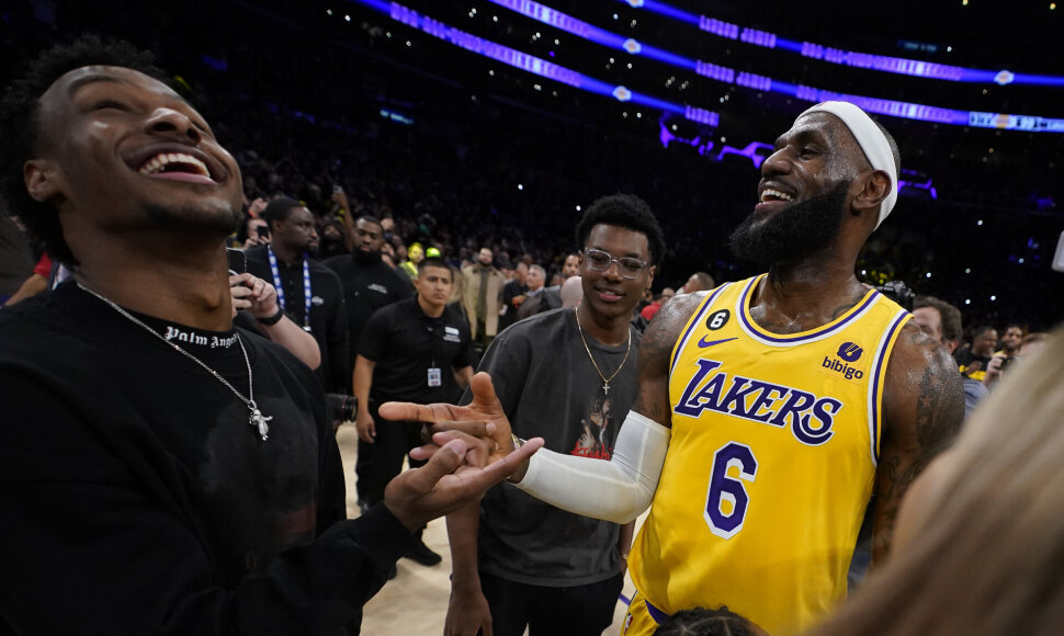LeBronas Jamesas su sūnumis Bronny (kairėje) ir Bryce'u