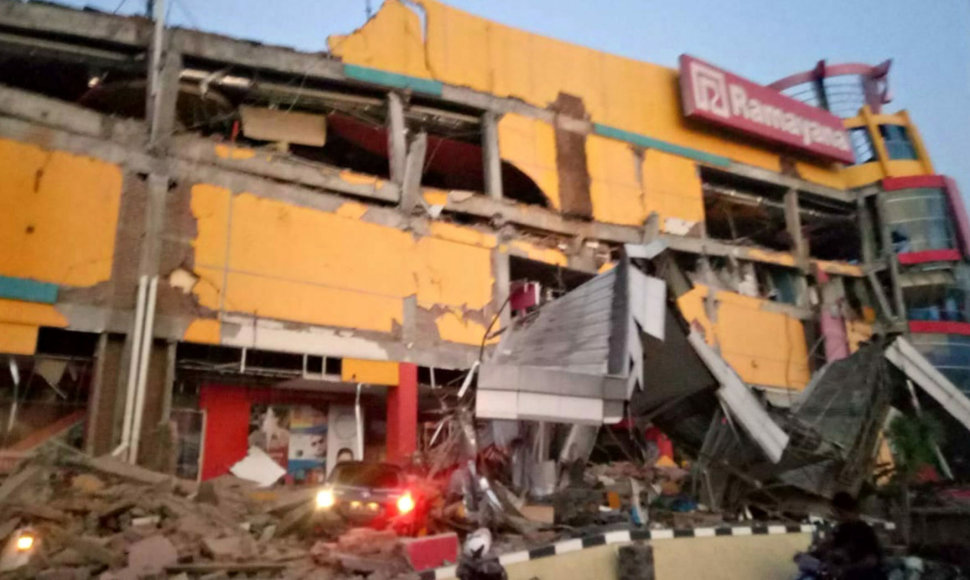 Galingas žemės drebėjimas Indonezijoje sugriovė daug pastatų, sukėlė cunamį