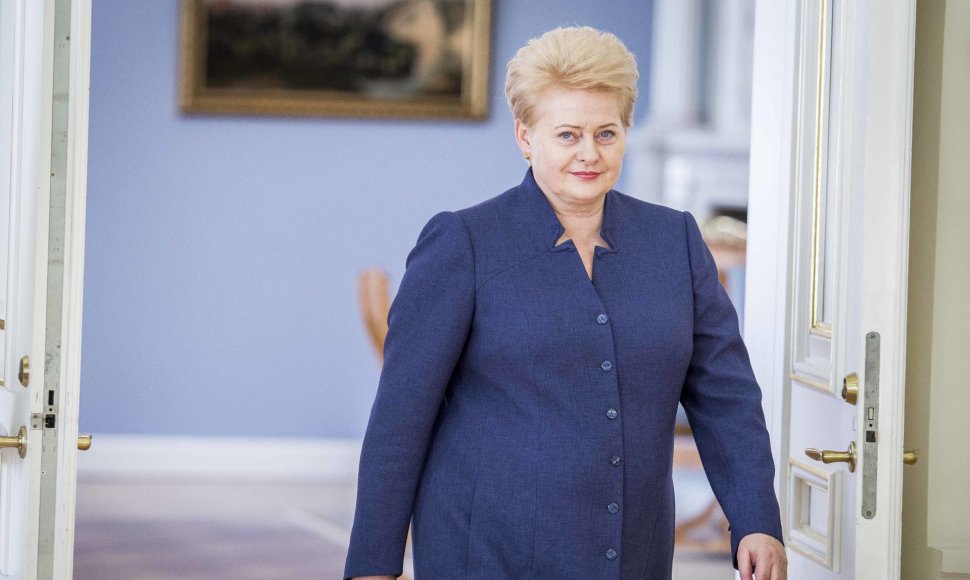 2015-ųjų pavasarį į gerą savo įvaizdį, tiesa, atmieštą nuvalkiotais epitetais, esą ji yra „plieninė magnolija“, Dalia Grybauskaitė įkrėtė riebų šaukštą deguto. Kaltas – jos interviu latviui žurnalistui Gundarui Rederui.