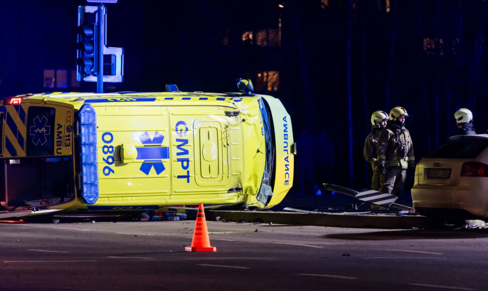 Vilniuje apvirto greitosios pagalbos automobilis