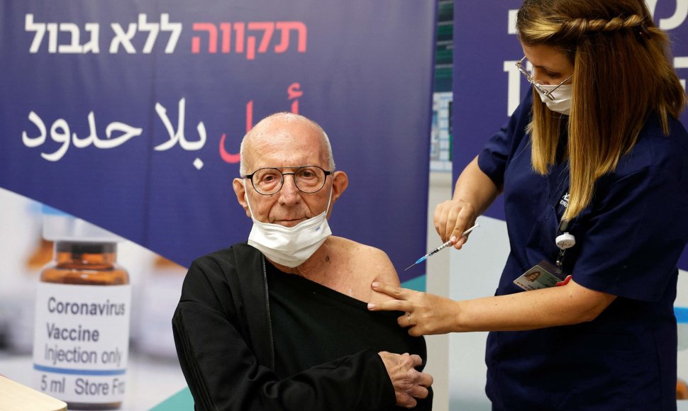 Izraelis pradeda 4-ąja vakcinos nuo COVID-19 doze skiepyti asmenis nuo 60 metų