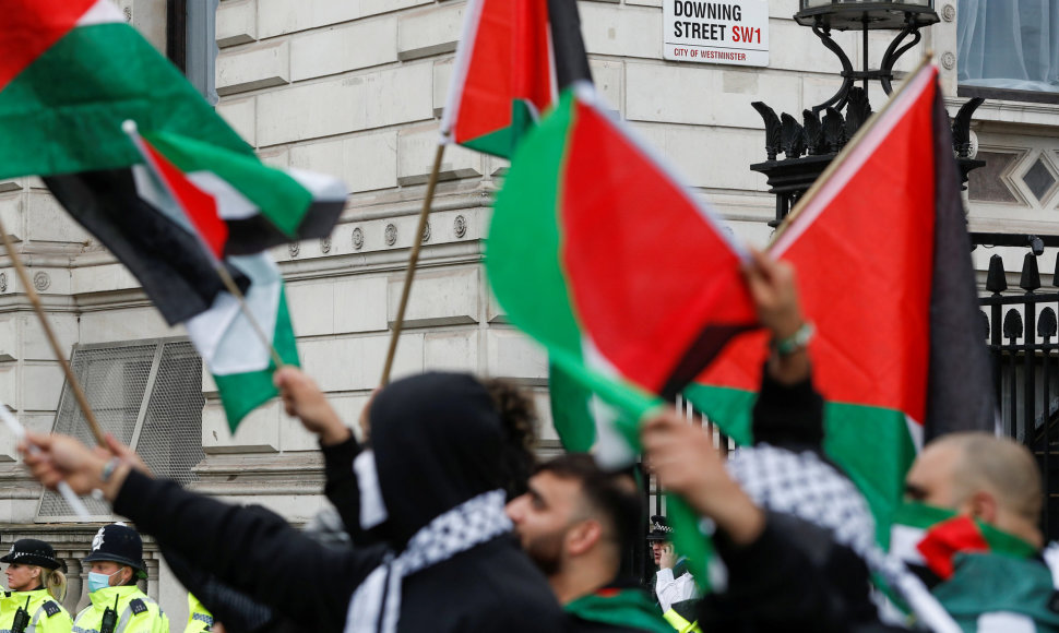 Palestiniečių rėmėjai per protestą Londone